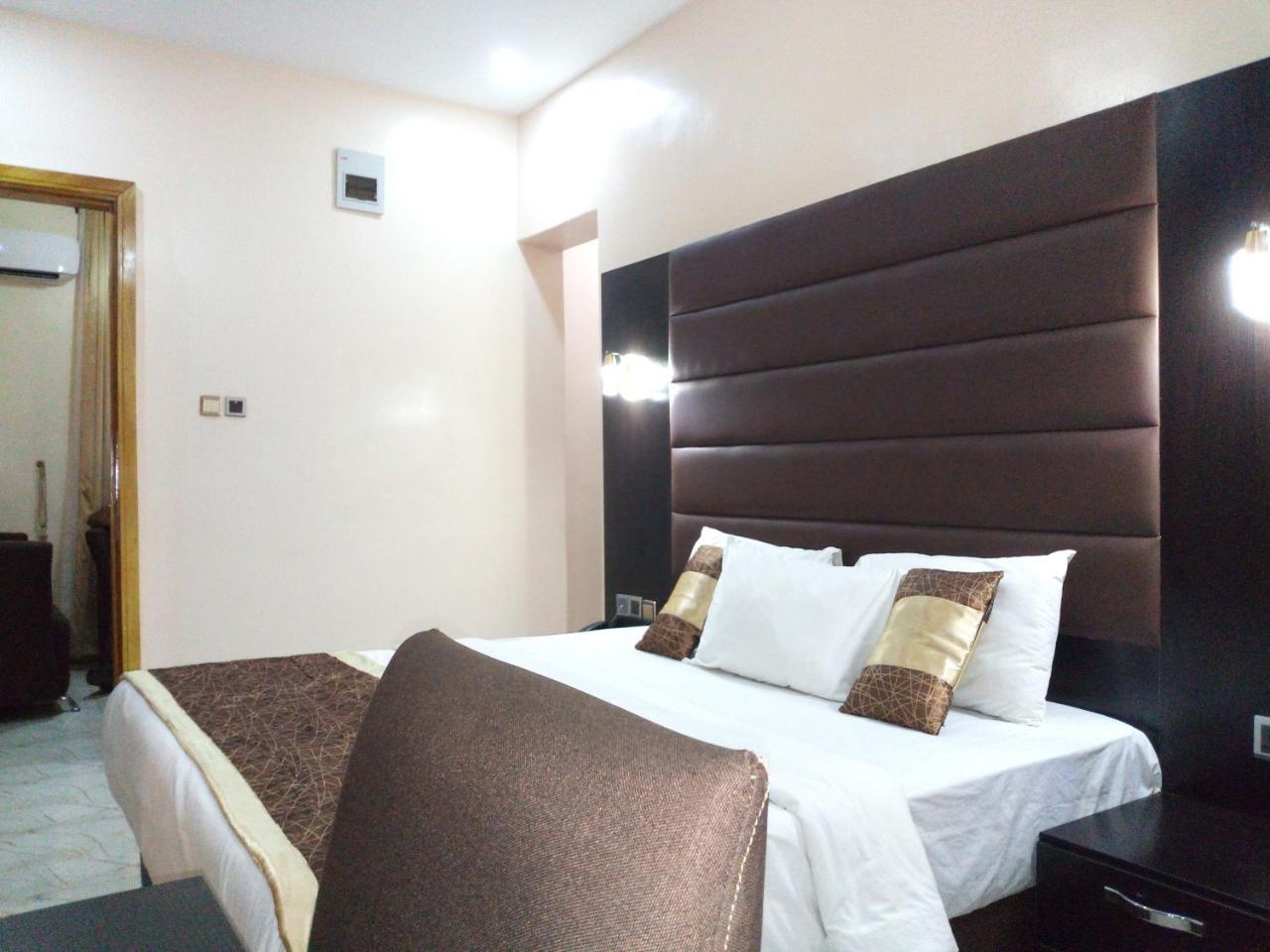 Bana Hotel & Suites Лагос Екстериор снимка